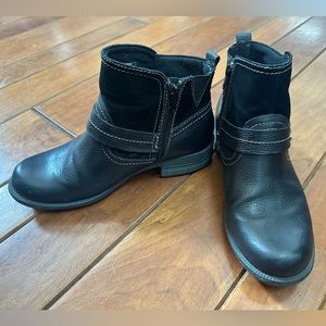 Earth Origins 8 black boots Sold out style Paris Leather Ankle booties
